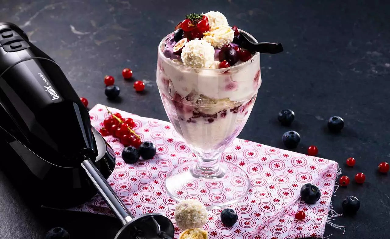 QUARKCREME MIT BEEREN UND RAFFAELLO